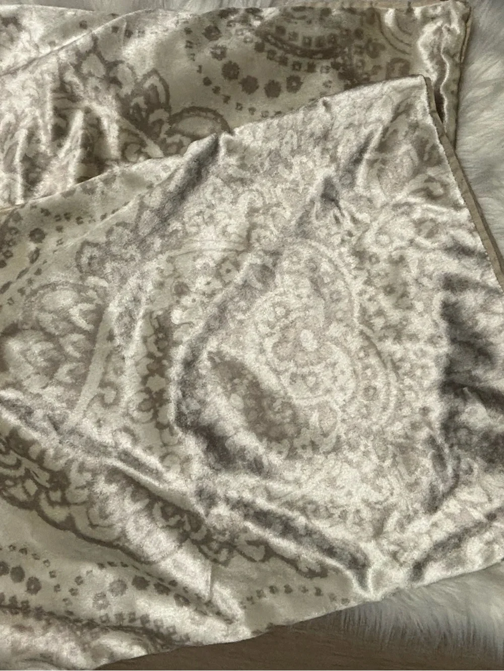 Nina Home Standard Pillow Sham Set of 2 Beige/Gray Medallion 26x20 Polyester